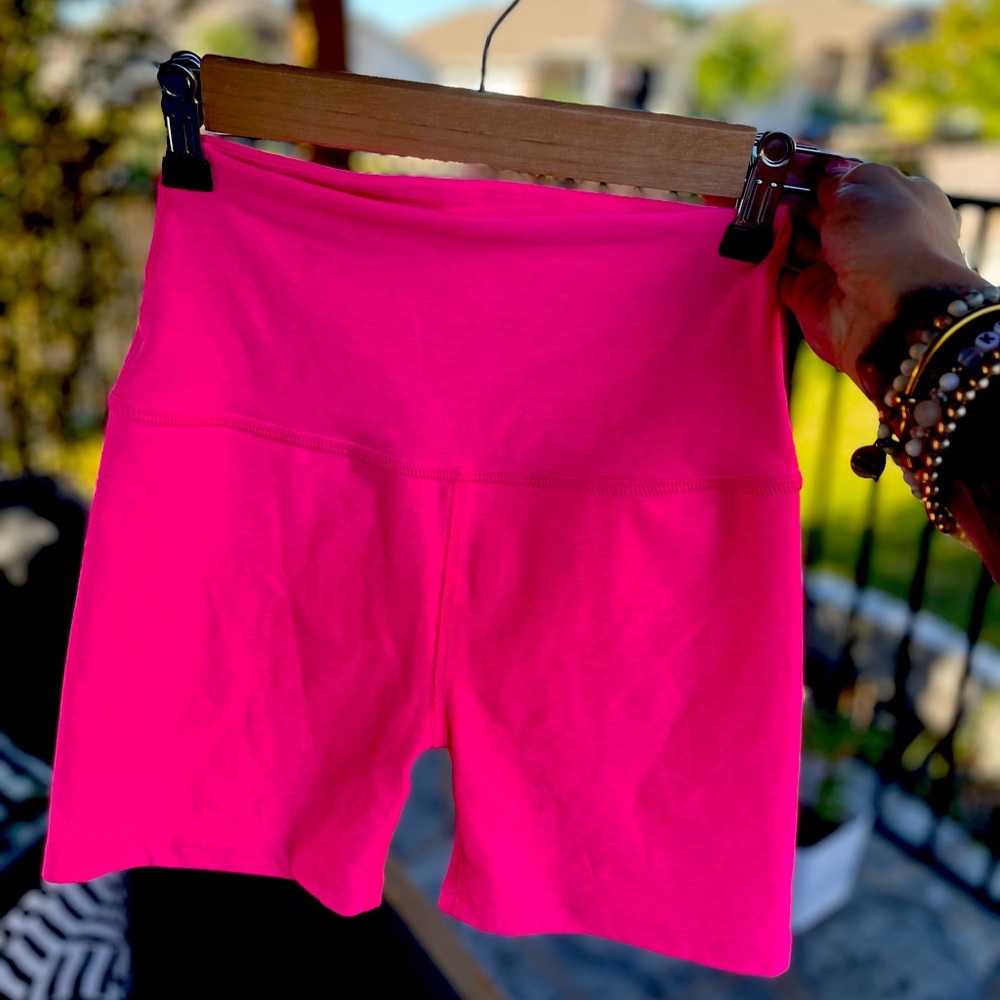 Beyond Yoga Spacedye neon pink bike shorts 💕 sz small • LIKE NEW!